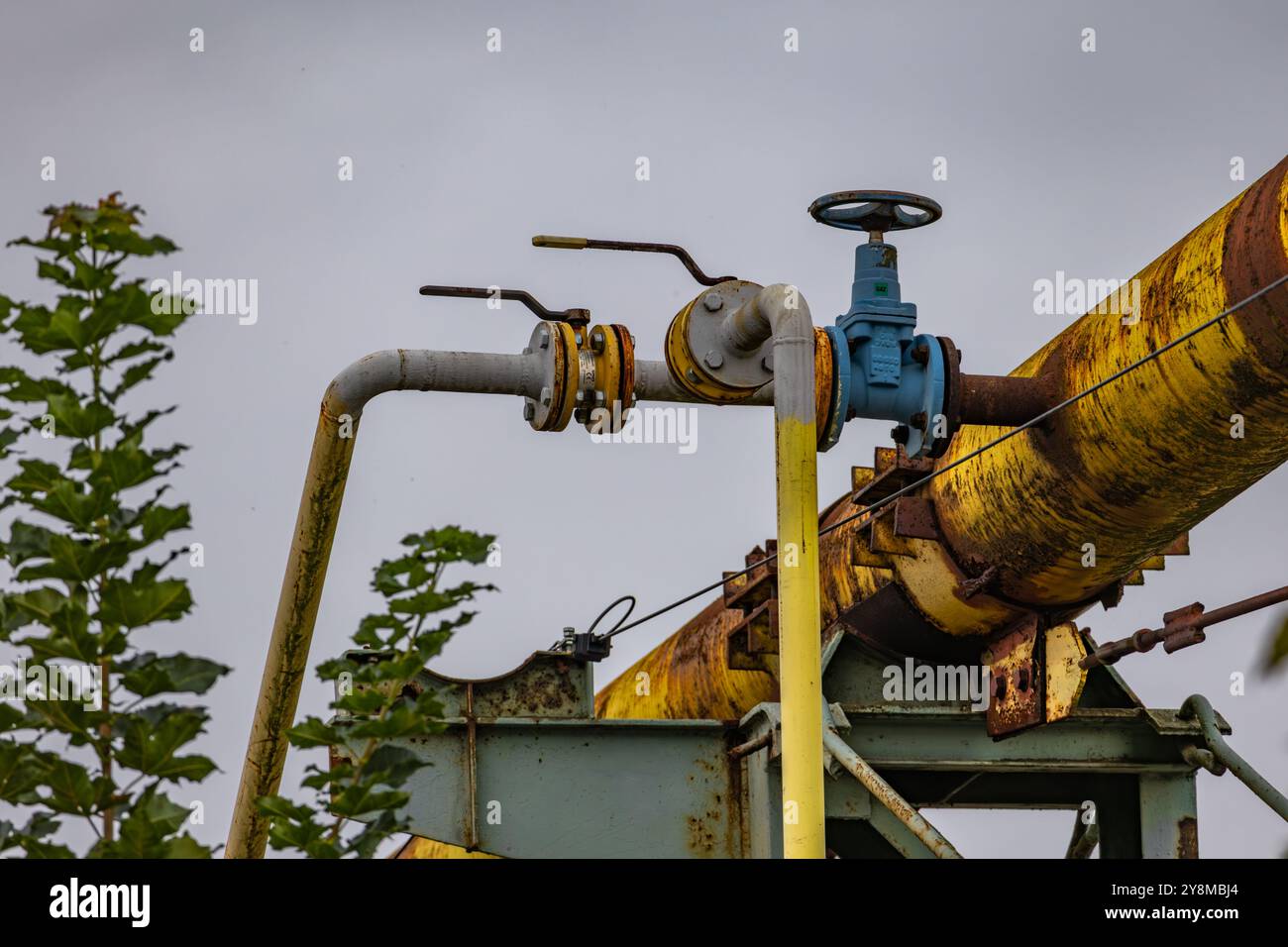 Altes Warmwasserventil, Zentralheizung, alte rostige Rohre, Verlust der Wärme, die vom Heizwerk an die Verbraucher übertragen wird, Erhöhung der Heizleistung Stockfoto