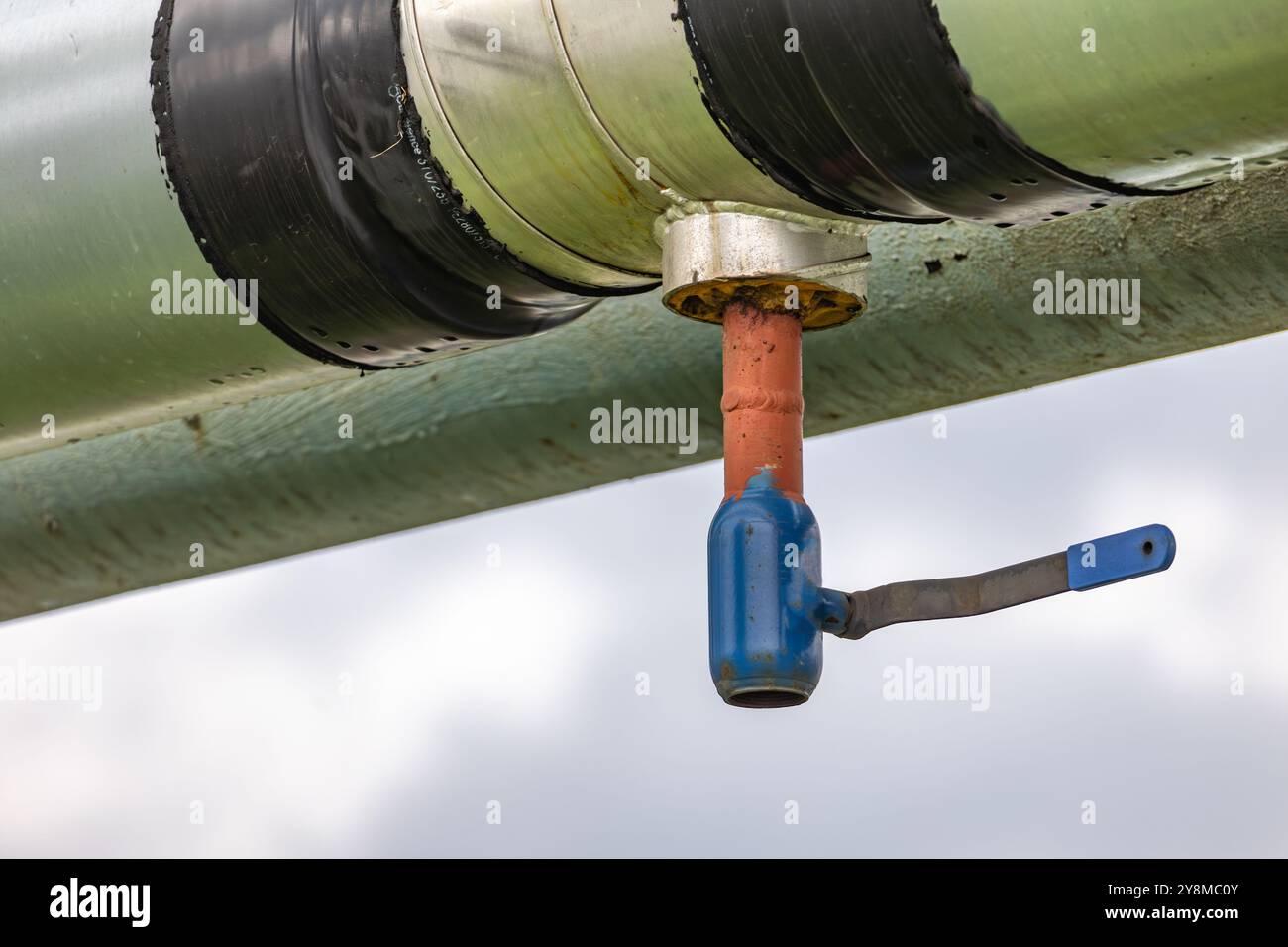 Altes Warmwasserventil, Zentralheizung, alte rostige Rohre, Verlust der Wärme, die vom Heizwerk an die Verbraucher übertragen wird, Erhöhung der Heizleistung Stockfoto