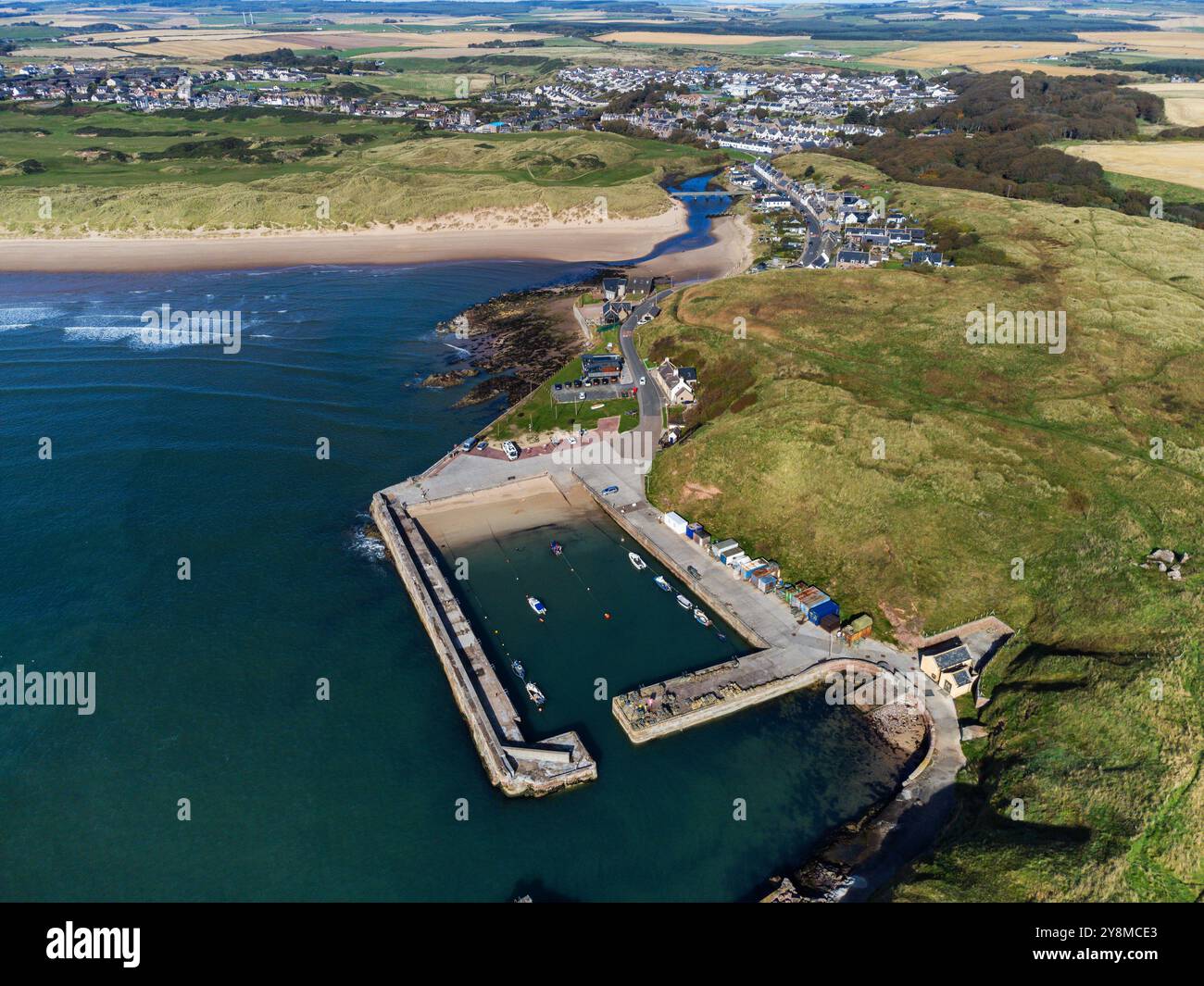 Luftbild von der Drohne des Hafens in Cruden Bay, Aberdeenshire, Schottland Stockfoto
