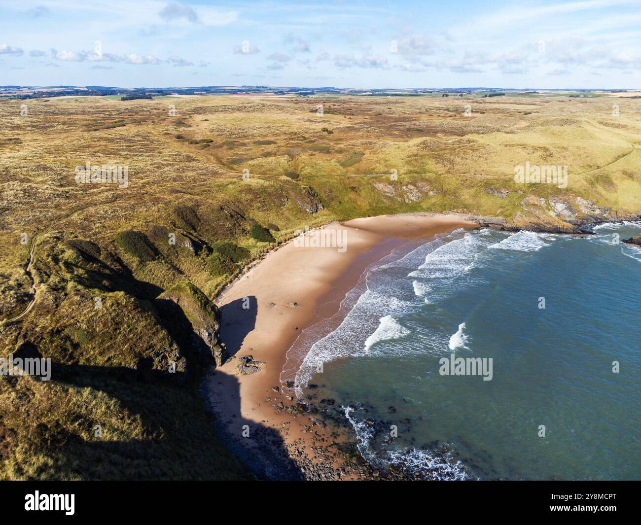 Luftbild von der Drohne des Sandstrandes in Hackley Bay in der Nähe von Cruden Bay in Aberdeenshire, Schottland Stockfoto