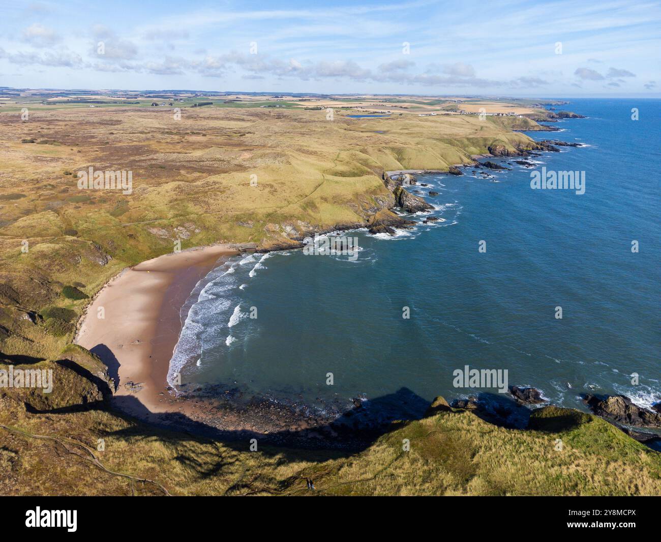 Luftbild von der Drohne des Sandstrandes in Hackley Bay in der Nähe von Cruden Bay in Aberdeenshire, Schottland Stockfoto