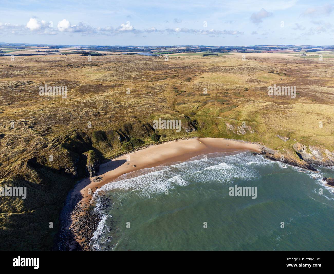 Luftbild von der Drohne des Sandstrandes in Hackley Bay in der Nähe von Cruden Bay in Aberdeenshire, Schottland Stockfoto