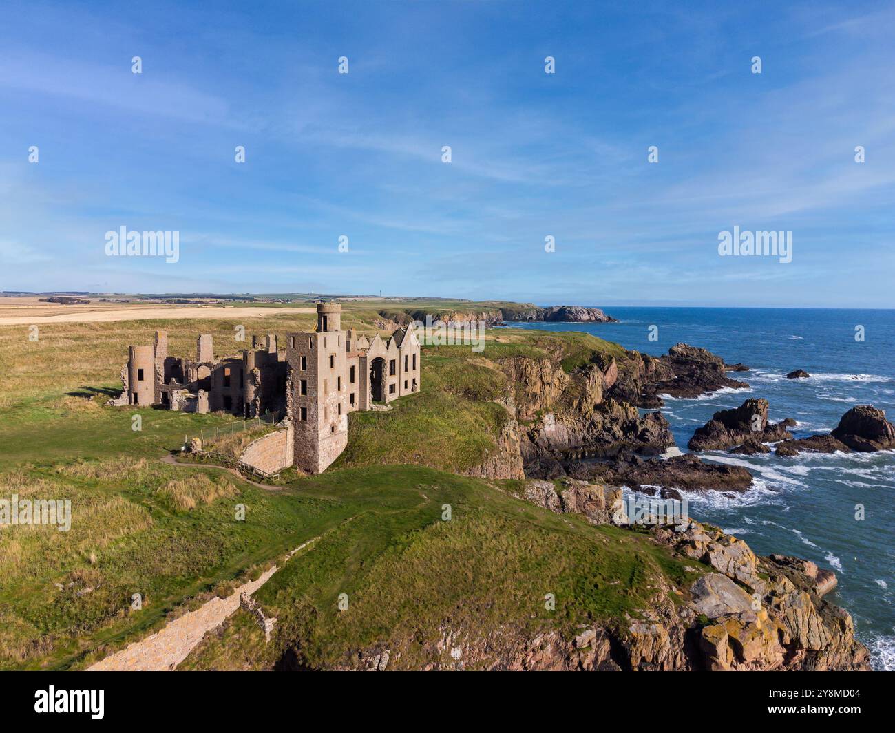 Luftbild der Drohne von Slains Castle in der Nähe von Cruden Bay, Aberdeenshire, Schottland Stockfoto