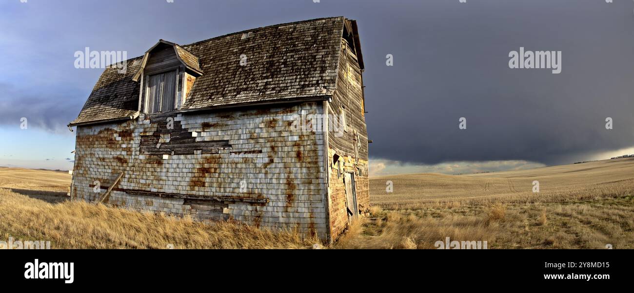 Prairie Gewitterwolken ländlichen Saskatchewan Alte Scheune Stockfoto