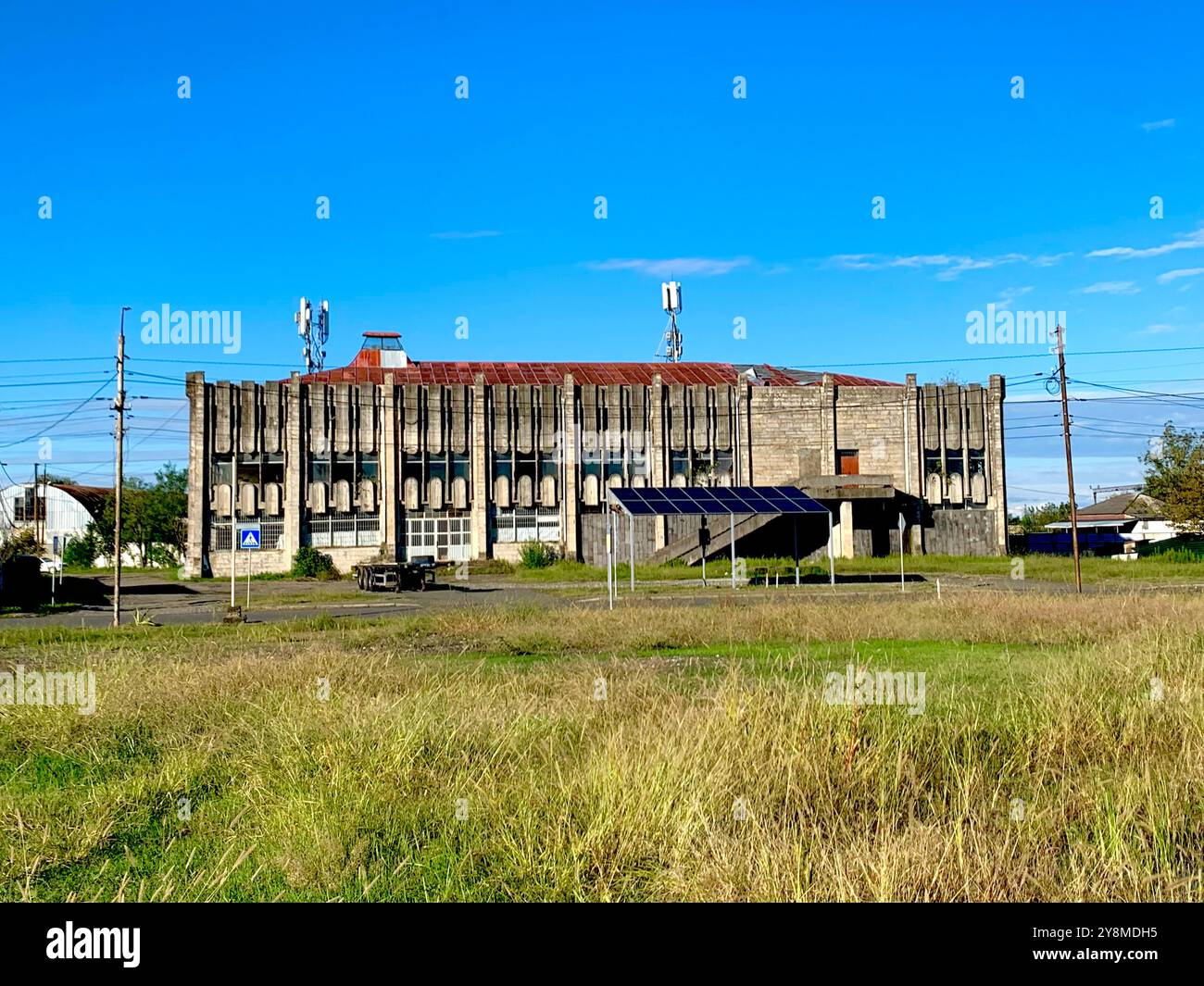 Verlassenes Fabrikland georgiens - Smartphone-aufgenommenes Stockfoto