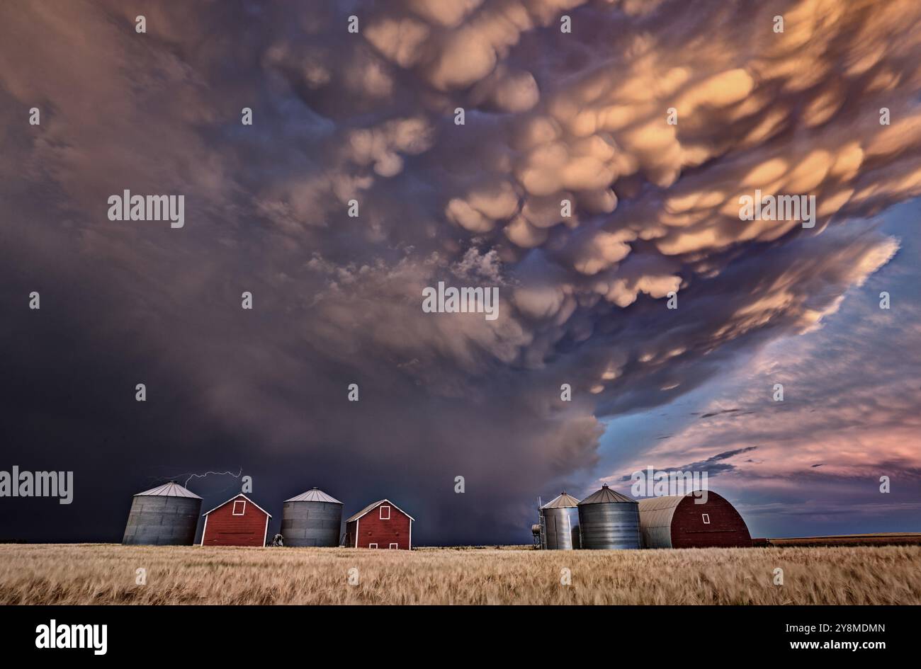Storm clouds Kanada Warnung ominösen Himmel Saskatchewan Sonnenuntergang Stockfoto
