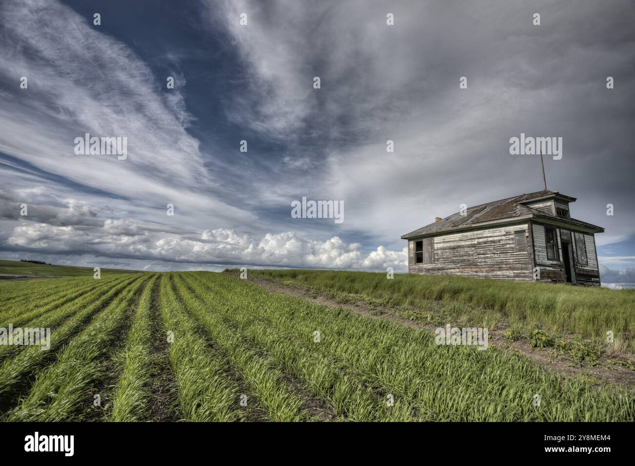 Verlassenen Bauernhof mit Gewitterwolken in der kanadischen Prärie Stockfoto