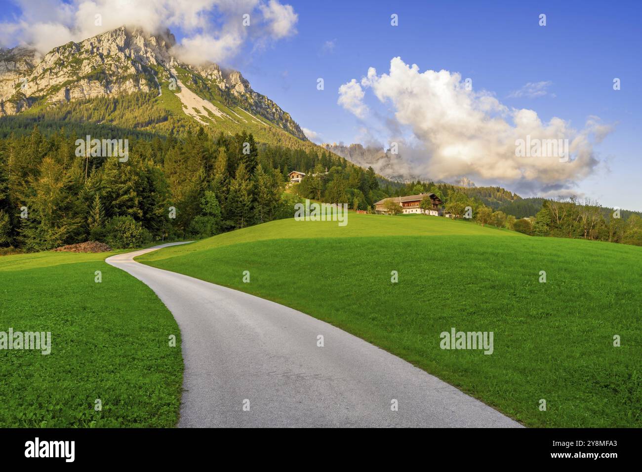 Landstraße in den Kaiseralpen in Tirol Stockfoto