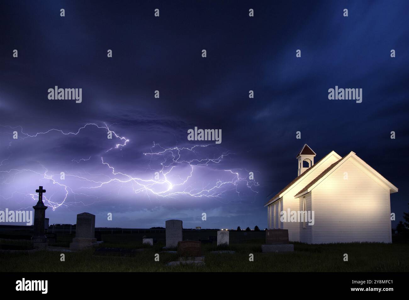 Gewitter und die Landkirche in Saskatchewan, Kanada Stockfoto