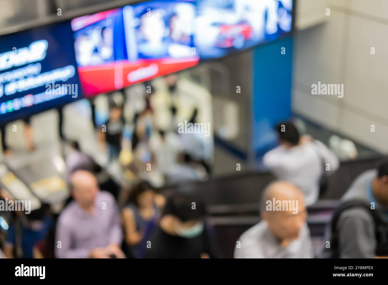Verschwommenes Bild von Personen, die in der Warteschlange stehen, am mrt-Bahnhof in Bangkok, Thailand Stockfoto