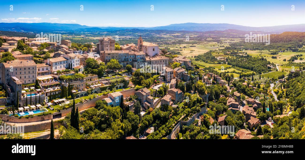 Blick auf Gordes, eine kleine typische Stadt in der Provence, Frankreich. Entdecken Sie das atemberaubende Dorf Gordes in der Provence an einem sonnigen Tag auf einem Hügel. Der antike Hügel Stockfoto