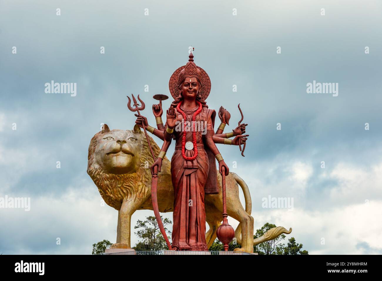 Eine mächtige Statue der hinduistischen Göttin Durga Maa mit einem goldenen Löwen im heiligen Ganga Talao. Shiva-Statue im Grand Bassin-Tempel, dem höchsten SH der Welt Stockfoto