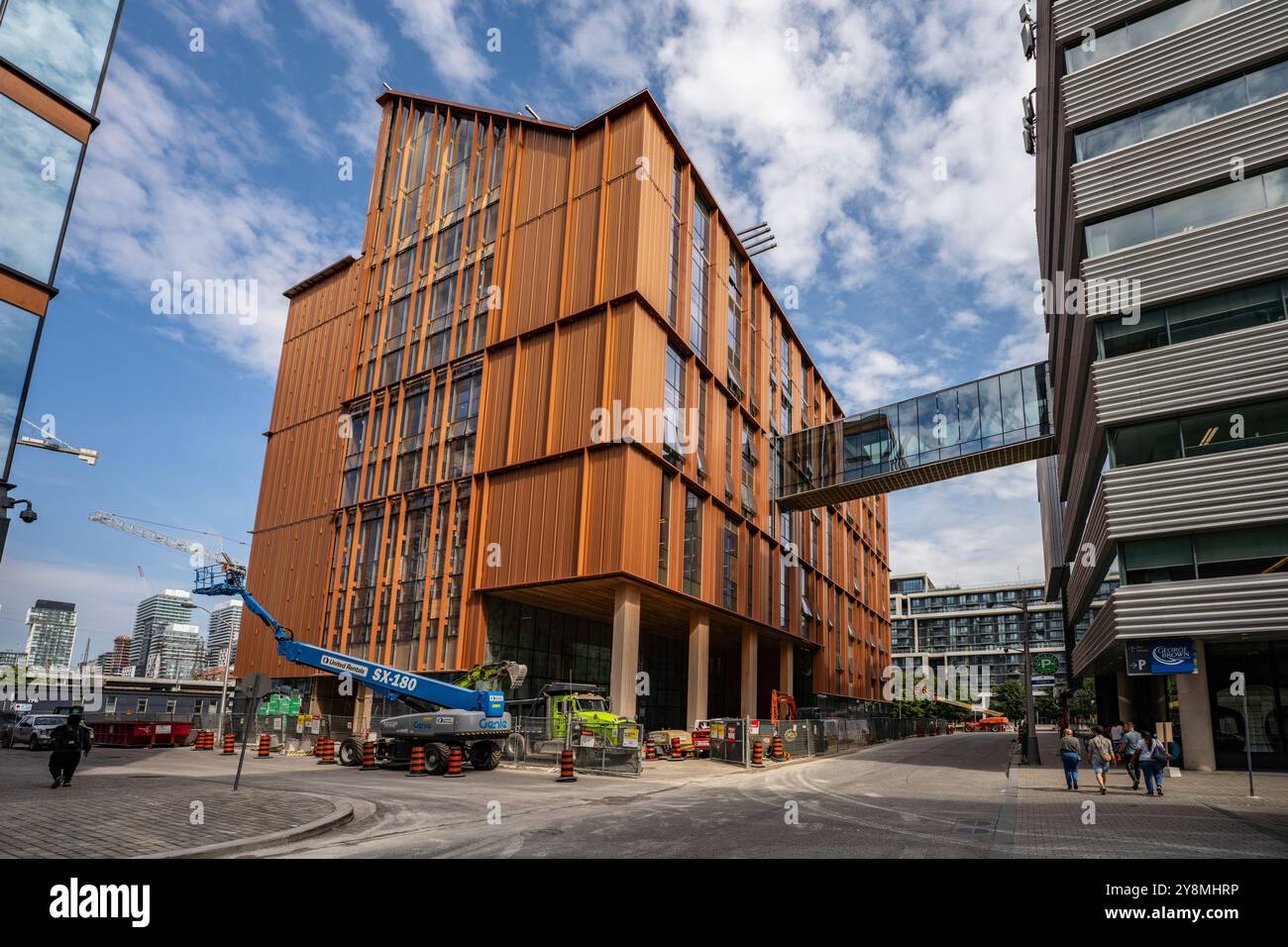 Limberlost Place – 10-stöckiges Massivholzgebäude mit Netto-Zero-Preis am Dockside Drive, Toronto Stockfoto