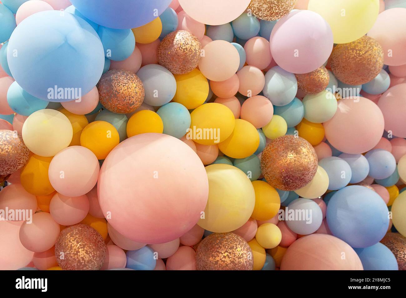 Farbenfroher festlicher Hintergrund für Geburtstagsfeier, Firmenfeier, Jubiläum, Kinderfeiertag. Abstrakter Hintergrund des mehrfarbigen Geburtstags b Stockfoto