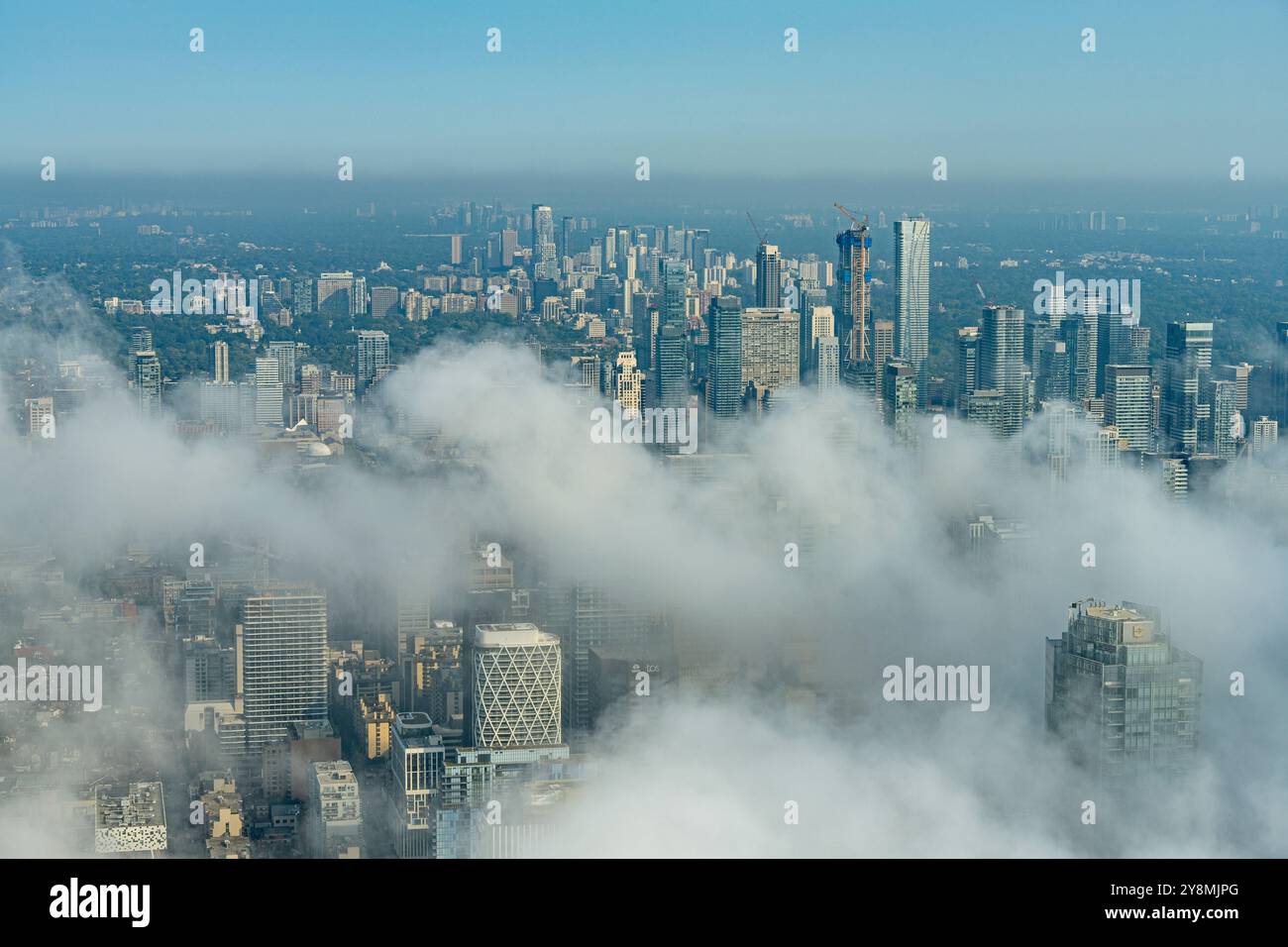 Blick auf Toronto von der Aussichtsplattform CN Tower an einem bewölkten Tag Stockfoto