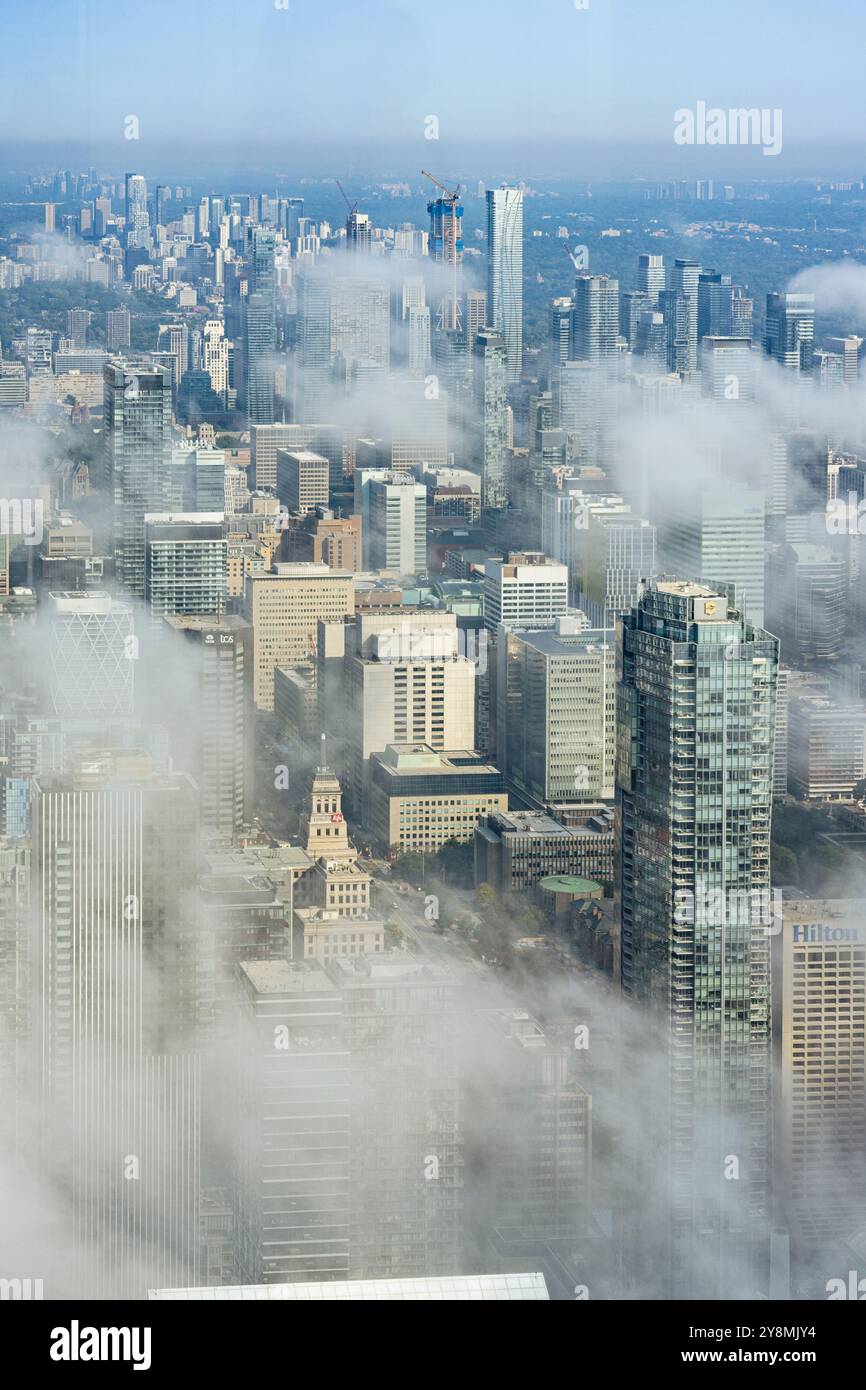 Blick auf Toronto von der Aussichtsplattform CN Tower an einem bewölkten Tag Stockfoto