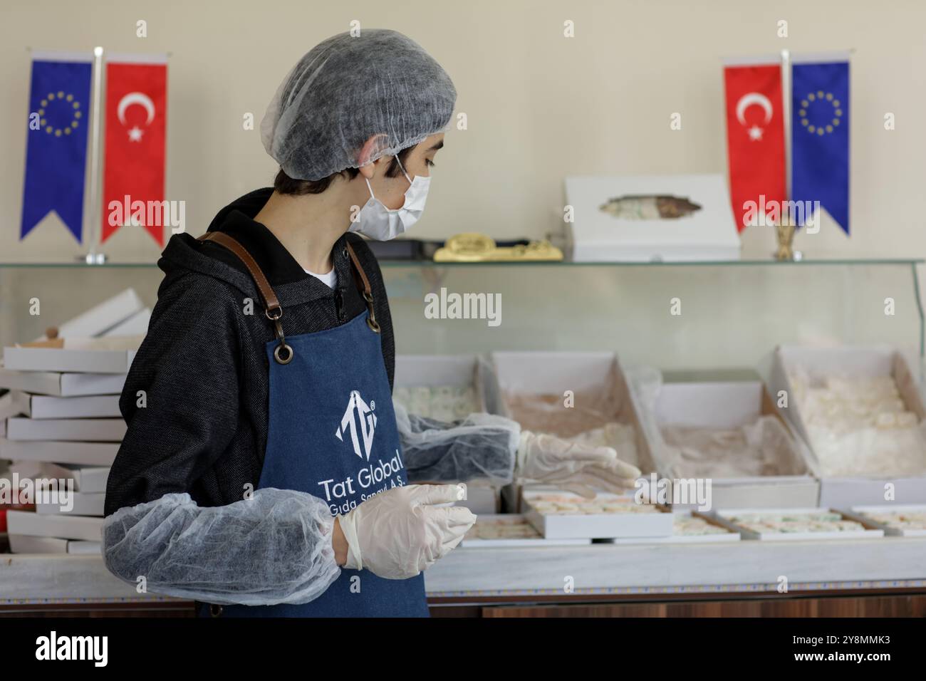 Gaziantep, Türkei. März 2021. Die Tat GOLBAL Süßfabrik des syrischen Flüchtlings Amal Shamaa in der südtürkischen Stadt Gaziantep. Der Workshop von Amal wurde kürzlich von einer UN-Delegation und der Leiterin der Abteilung für Frauen, Familie, Bildung und Soziales der Gemeinde Gaziantep besucht und für ihren Unternehmergeist und ihre Leistungen gelobt. Nach dem Erwerb der notwendigen Fähigkeiten und dem Erhalt eines UN-Zuschusses zur Unterstützung von Frauenprojekten konnte Amal eine erfolgreiche Werkstatt einrichten, die ihre eigene Version türkischer Köstlichkeiten herstellte, die bald mit dem Export von mehr als 30 Jahren expandierte Stockfoto