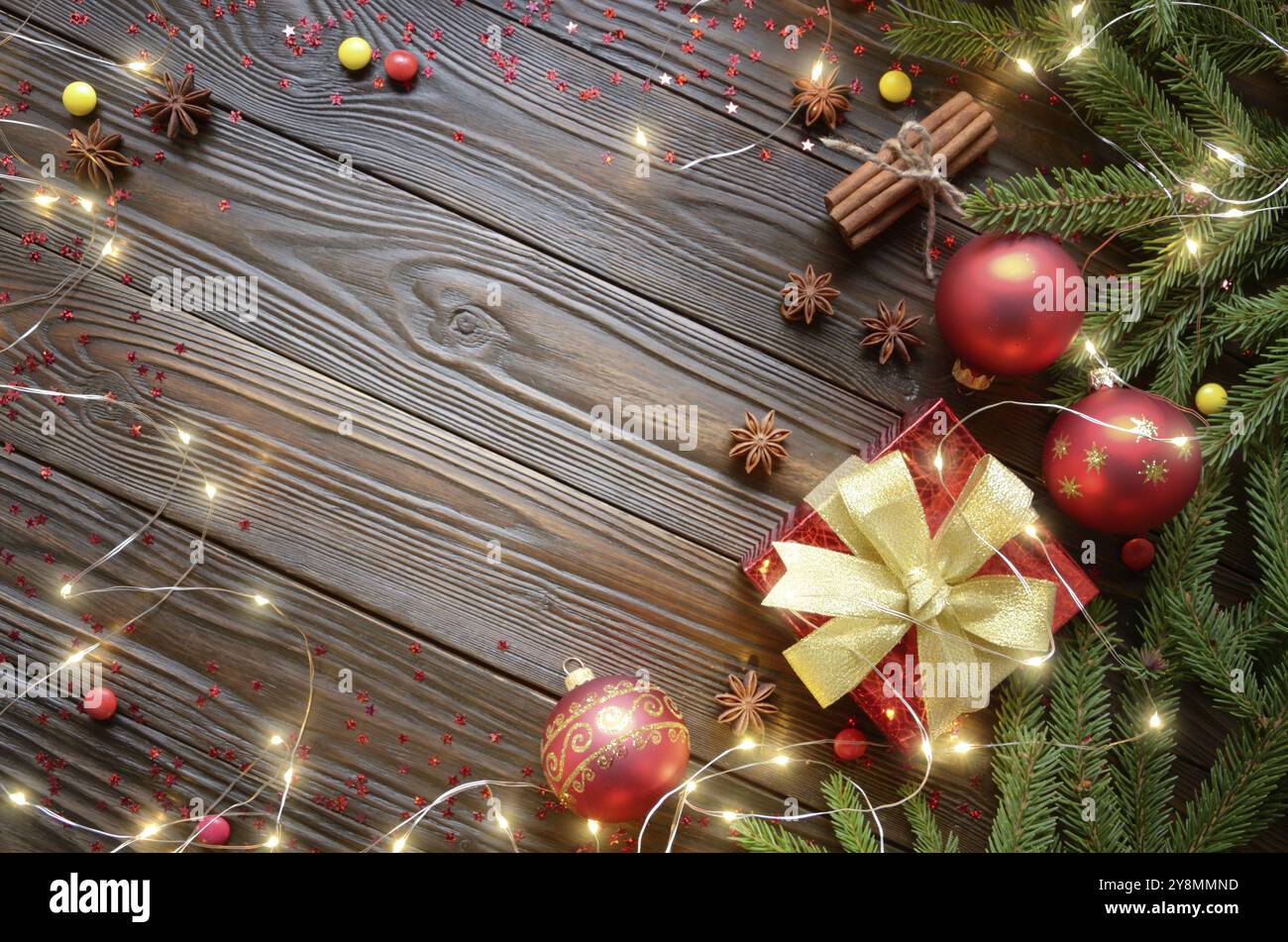 Flach top Blick auf Weihnachtskugel Hintergrund mit roter Geschenkbox, Glaskugeln, Lichterkette und tanne Zweige Stockfoto