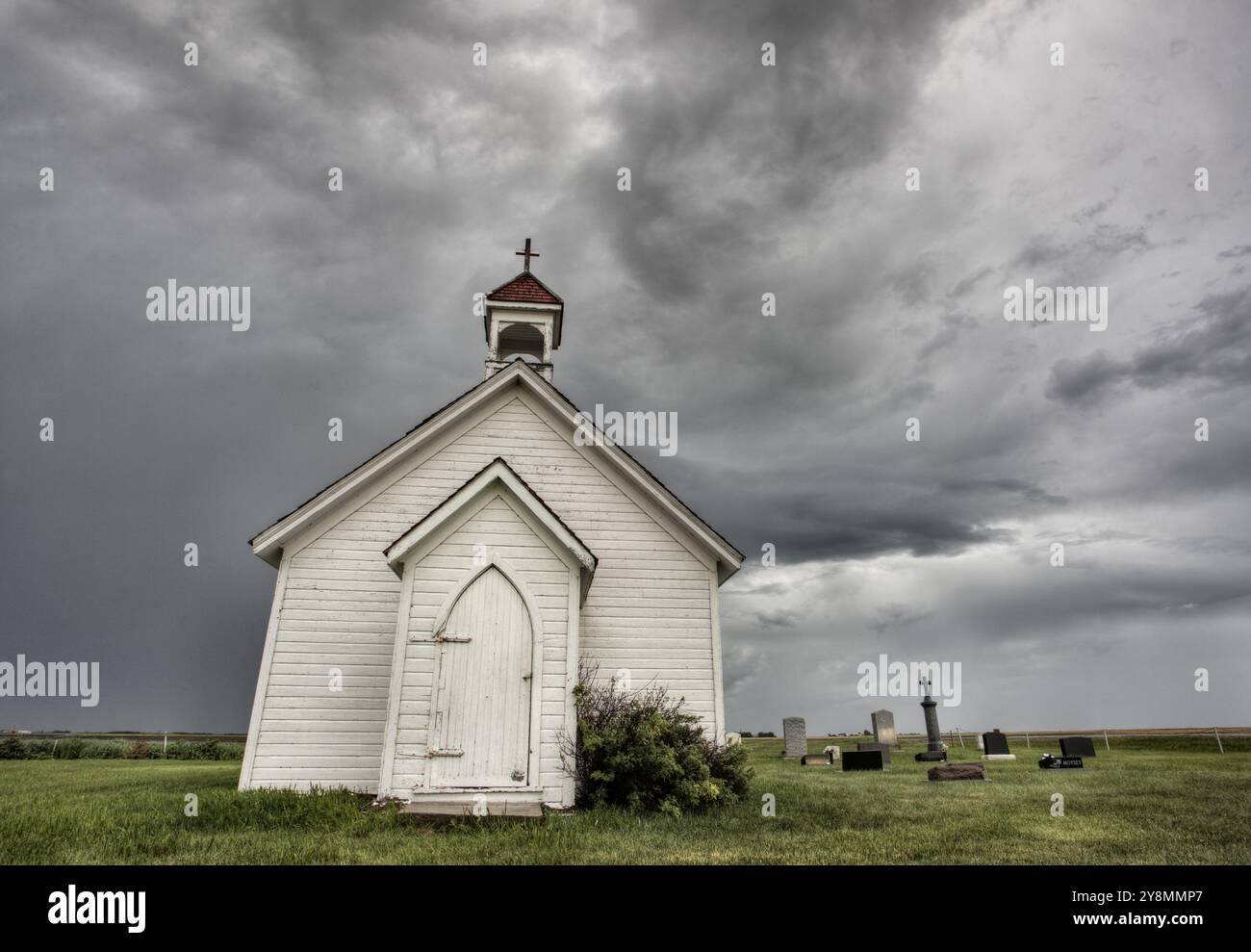 Alten Landkirche in Saskatchewan Kanada mit Gewitterwolken Stockfoto