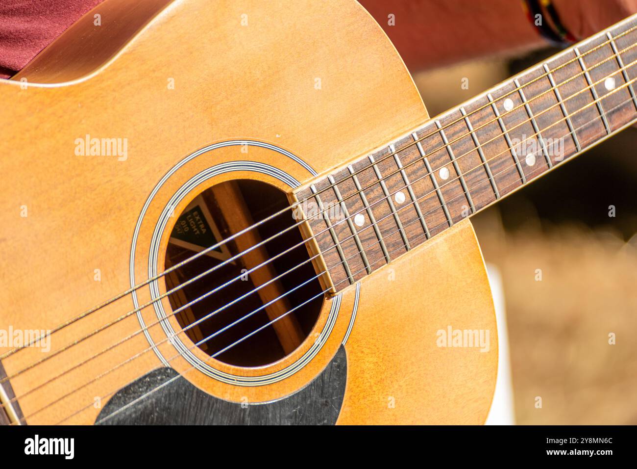 Detail des Körpers einer klassischen spanischen Gitarre, Musikkonzept Stockfoto