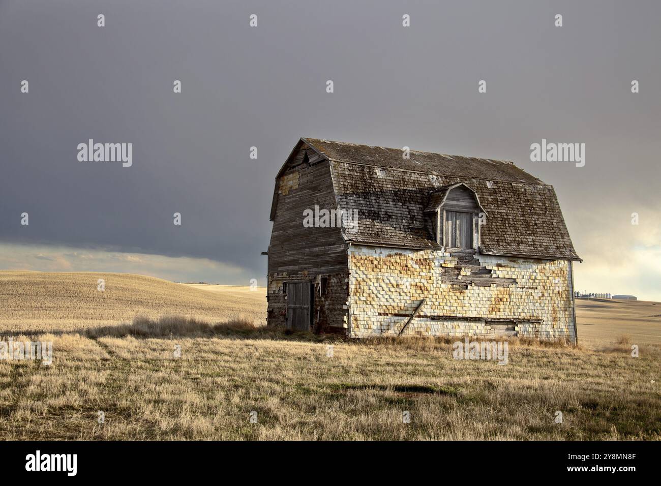Prairie Gewitterwolken ländlichen Saskatchewan Alte Scheune Stockfoto