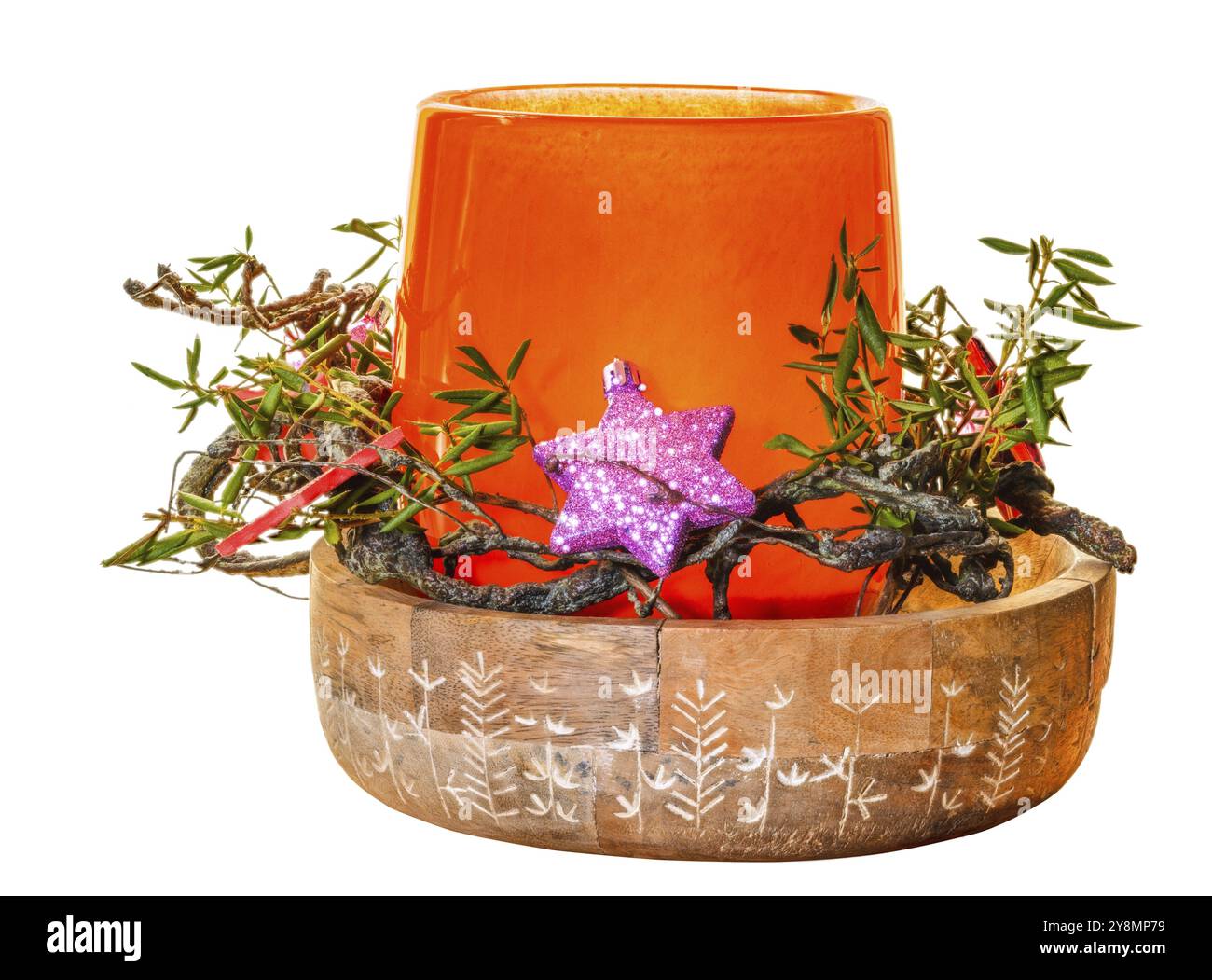 Nahaufnahme einer isolierten orangefarbenen Vase mit weihnachtsdeko Stockfoto