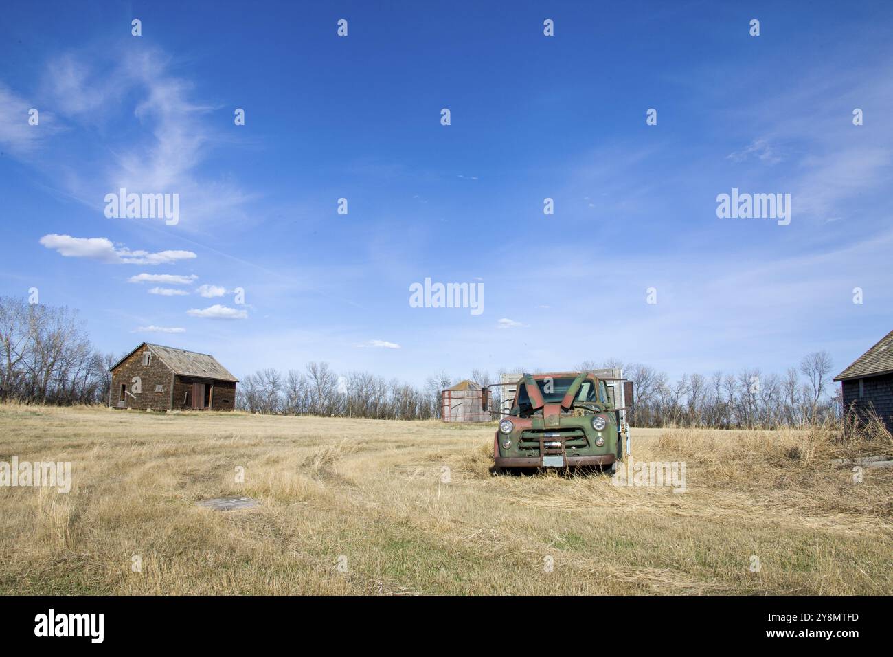 Verlassene Farm Kanada Alte Lkw und Gebäude Stockfoto