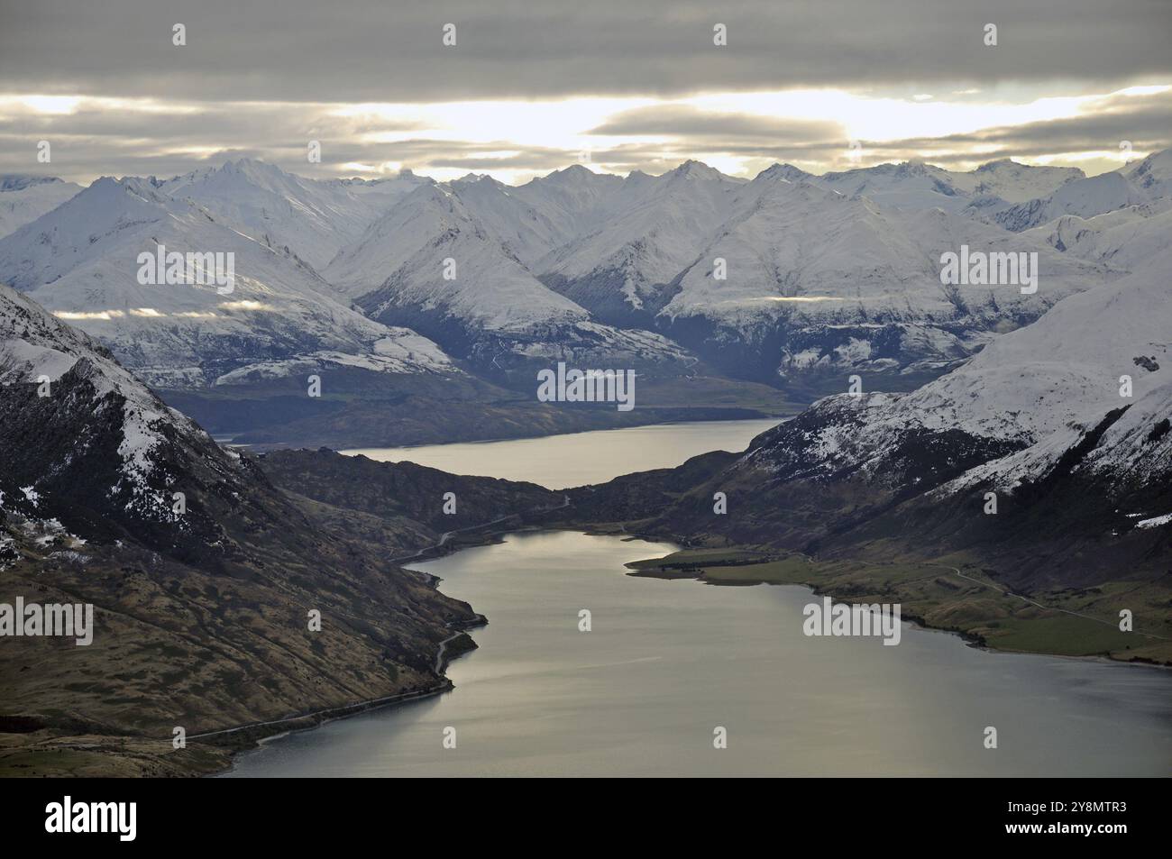 Ein schmaler Landhals, der die Seen Wanaka (hinten) und Hawea, Otago, Neuseeland, Ozeanien trennt Stockfoto
