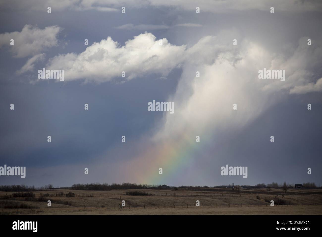 Prairie Gewitterwolken in Saskatchewan Kanada Rainbow Stockfoto
