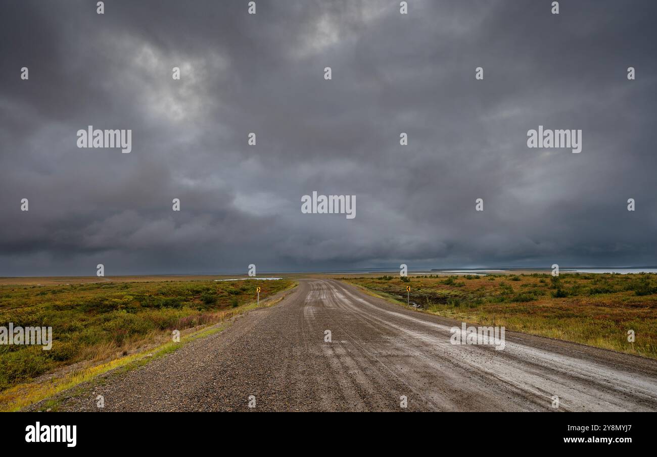 Bedeckter Himmel über dem Inuvik zum Tuktoyaktuk Highway (Dempster Highway) in den Nordwest-Territorien, Kanada Stockfoto