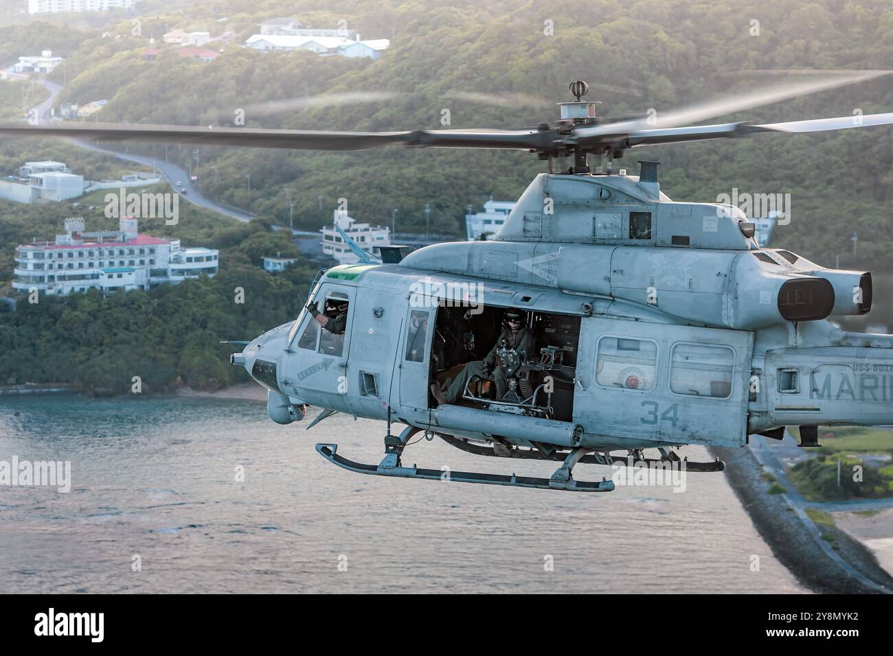 OKINAWA, Japan (27. September 2024) U.S. Marine Corps Captain Joseph Smolenski, links, ein UH-1Y Gift Pilot, und Sgt. Andrew Aguirre, ein UH-1Y Gift Crew Chief Stockfoto