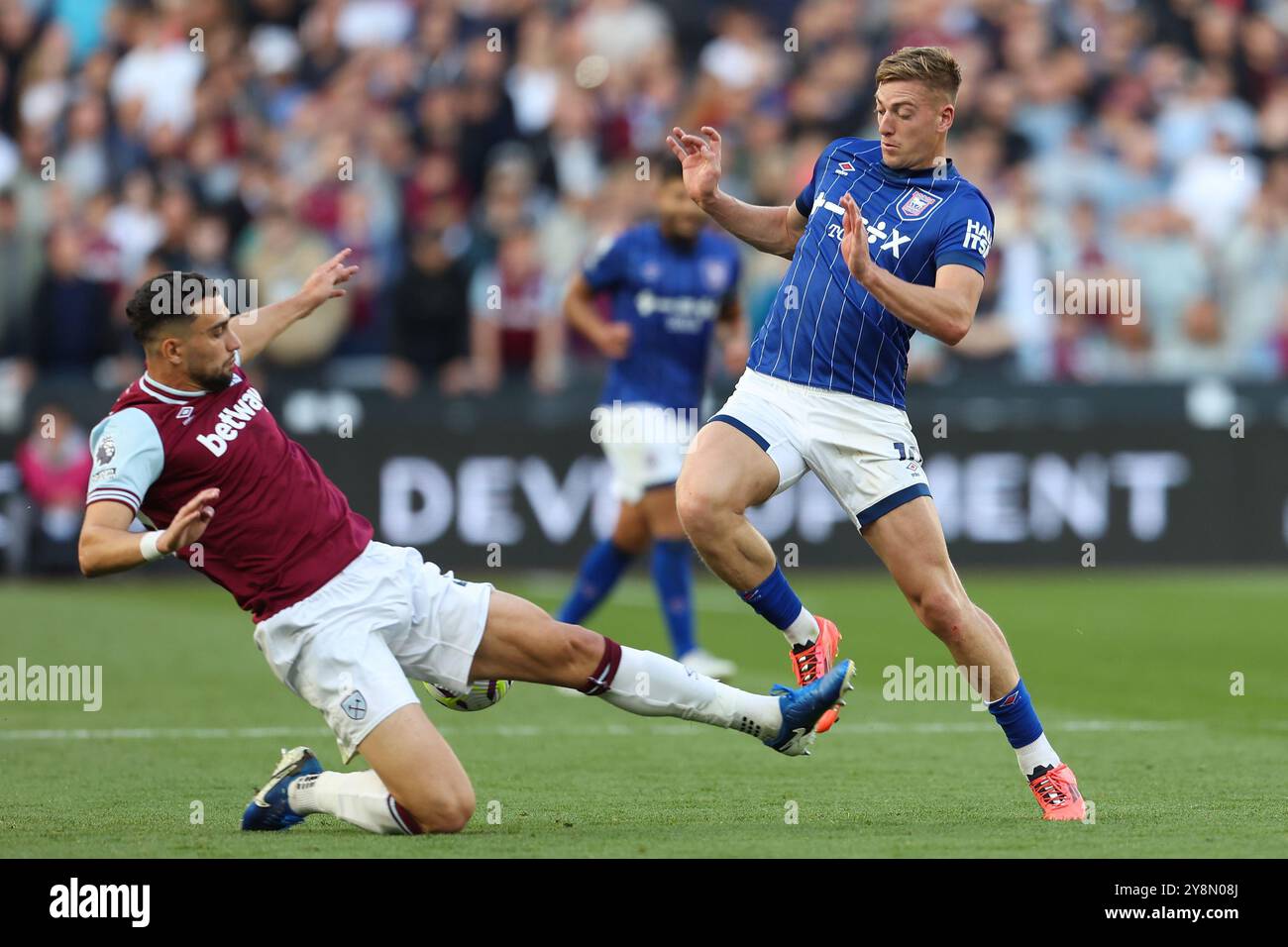 London, Großbritannien. Oktober 2024. Der West Ham Verteidiger Max Kilman (26) fordert Ipswich-Stürmer Liam Delap (19) beim Spiel West Ham United FC gegen Ipswich Town FC English Premier League im London Stadium, London, England, Großbritannien am 5. Oktober 2024 Credit: Every Second Media/Alamy Live News Stockfoto