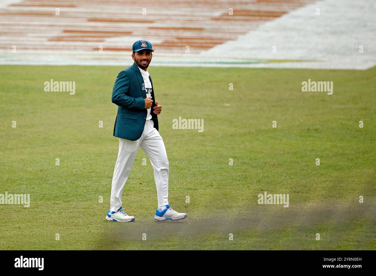 Bangladesch Test Skiper Mominul Haque während des zweiten Testspieltags in Bangladesch und Pakistan, einer von zwei Spielserien im Sher-e-Bangla National Cricke Stockfoto