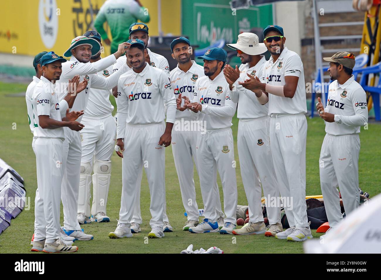 Debütant Mahmudul Hasan Joy erhält Testkappe von Shakib Al Hasan während des zweiten Testspieltags in Bangladesch und Pakistan, einer von zwei Spielserien im Stockfoto