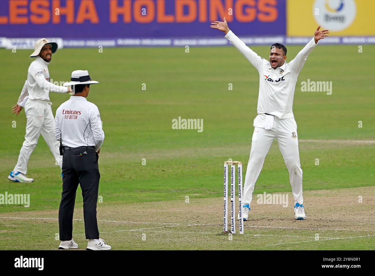 Shakib Al Hasan (R) während des zweiten Testspieltags in Bangladesch und Pakistan, einer von zwei Spielserien im Sher-e-Bangla National Cricket Stadium in Mirp Stockfoto