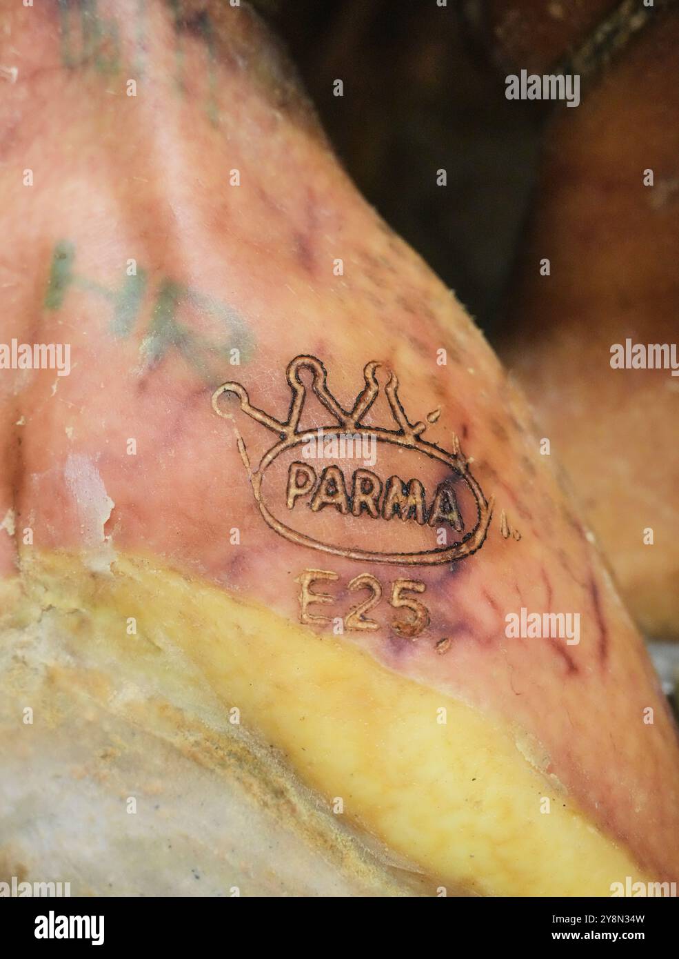 Die Familie Lanfranchi produziert den „Crudo di Parma“ in der Charcuterie Salumificio La Perla. Prosciutto wird mit größter Sorgfalt hergestellt. Stockfoto