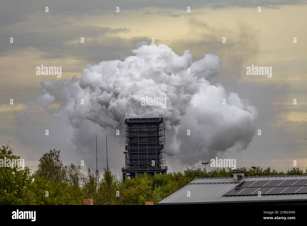 Schwerindustrie, Luftverschmutzung, alter Ziegelschornstein, Freisetzung von Schadstoffen und Wasserdampf in die Atmosphäre Stockfoto