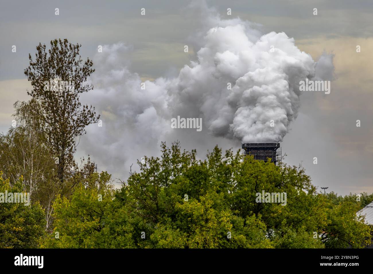 Schwerindustrie, Luftverschmutzung, alter Ziegelschornstein, Freisetzung von Schadstoffen und Wasserdampf in die Atmosphäre Stockfoto