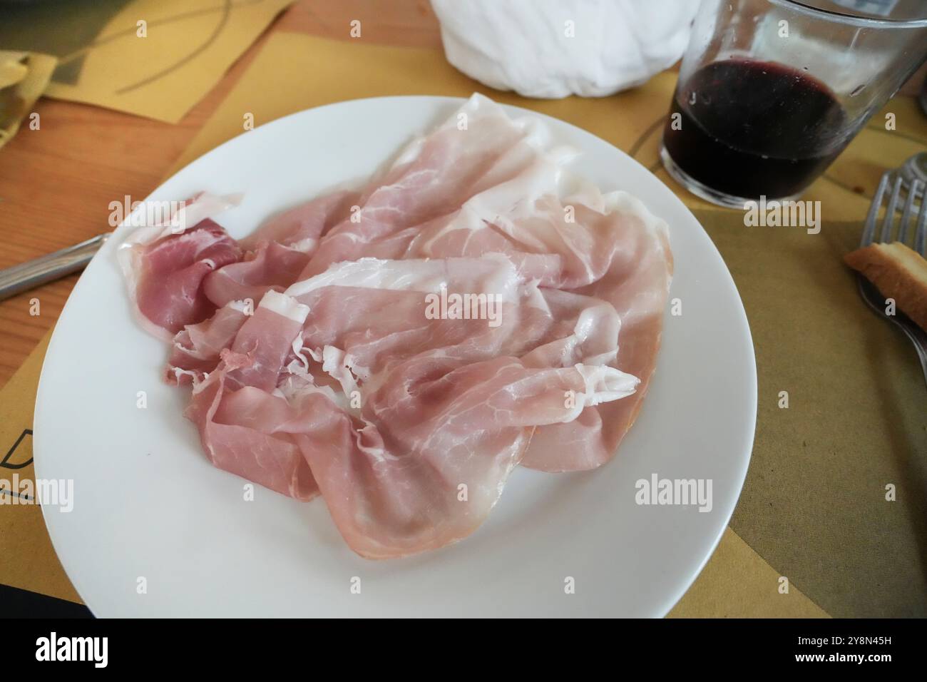 Die Familie Lanfranchi produziert den „Crudo di Parma“ in der Charcuterie Salumificio La Perla. Prosciutto wird mit größter Sorgfalt hergestellt. Stockfoto