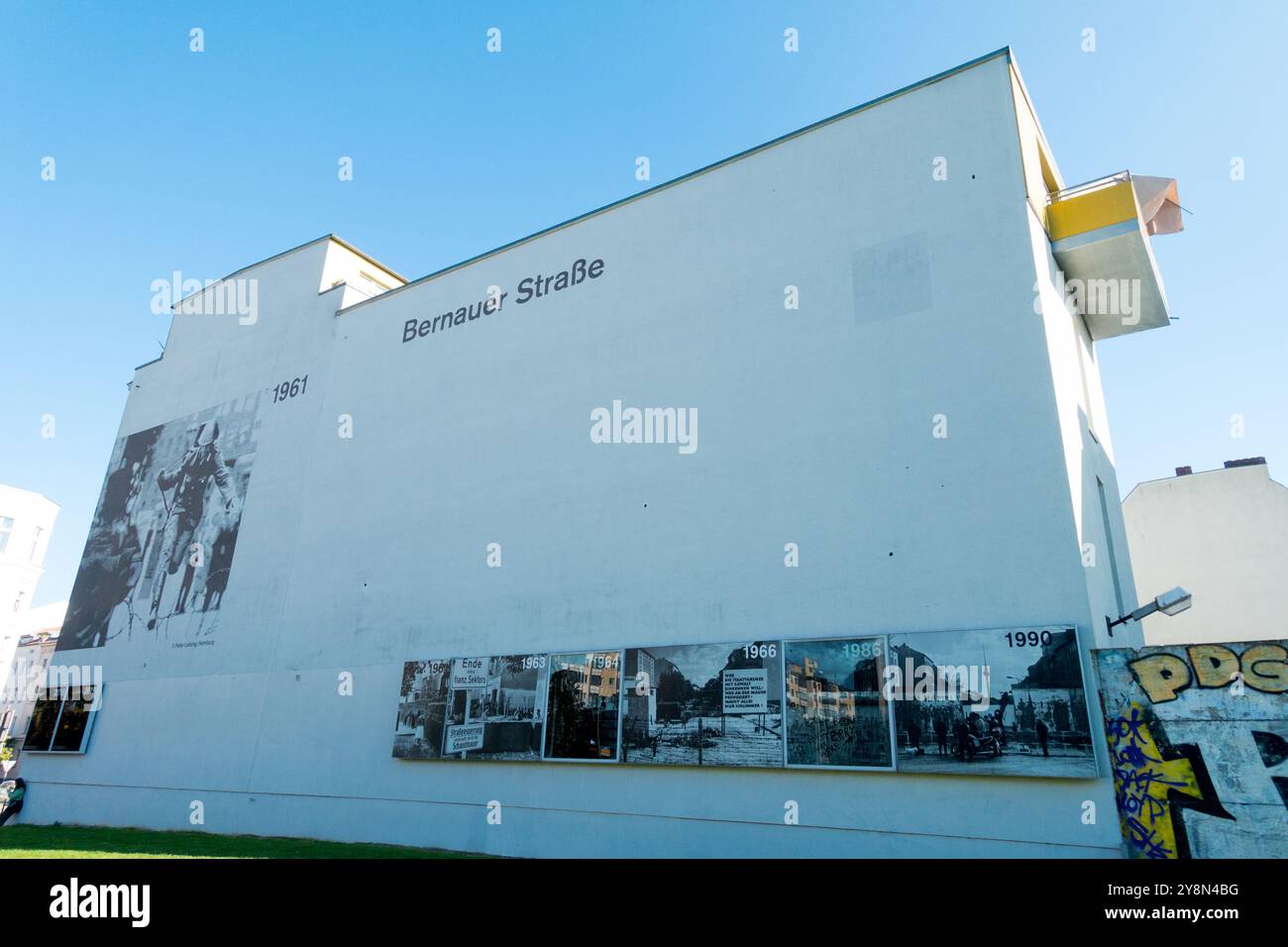 Historisches Gebäude an der ehemaligen Grenze East West Belin Bernauer Straße Stockfoto