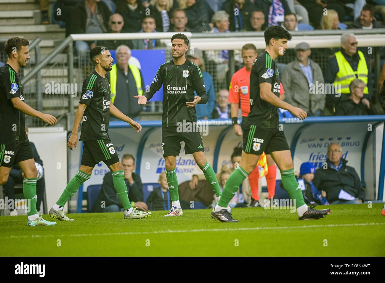 Heerenveen, Nederland. Oktober 2024. HEERENVEEN, 10.06.2024, Abe Lenstra Stadion, Fußball, niederländische Eredivisie, Saison 2024/2025, Heerenveen - PEC Zwolle, PEC feiert das Tor. 0-1. Beschreibung: Pro Shots/Alamy Live News Stockfoto