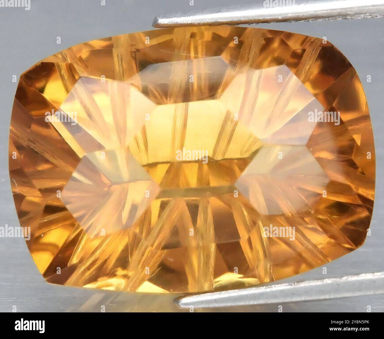 Atemberaubender Golden Citrine Edelstein mit Brilliant Cut und außergewöhnlicher Klarheit. Stockfoto