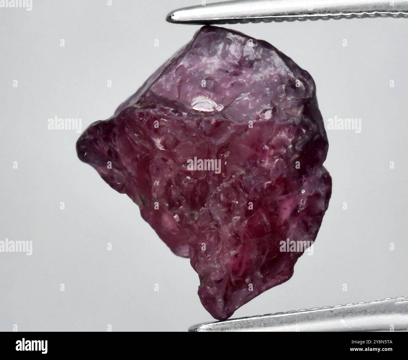 Sparkling Raw Natural Ruby Edelstein mit komplexen Facetten und lebendiger Farbgebung. Stockfoto