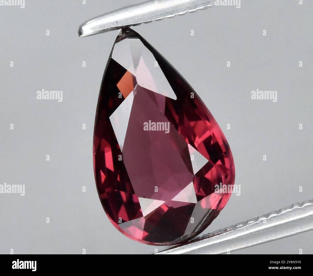 Exquisite Tropfen der Kunst der Natur: Ein strahlender Naturstein im Tropfenschliff in atemberaubenden Pink-Tönen. Stockfoto