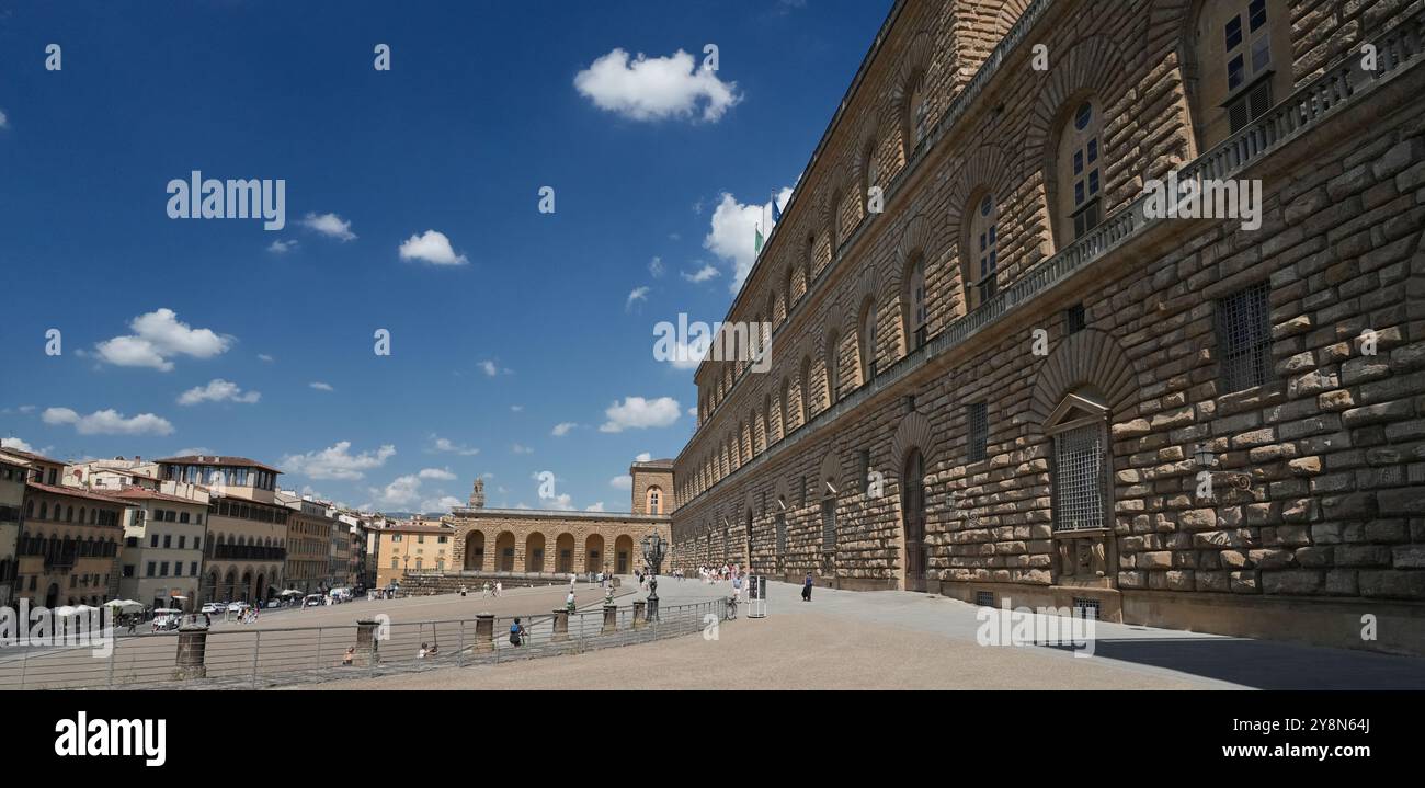 Der Innenhof des Palazzo Pitti zeigt majestätische Renaissance-Architektur mit rustizierten Steinmauern, großen gewölbten Arkaden in Florenz, Itay. Stockfoto