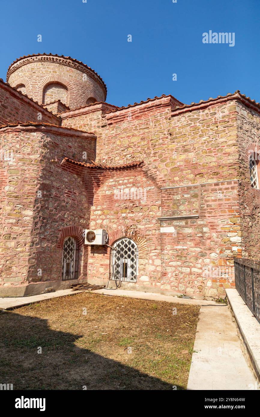 Tirilye, Turkije – 29. SEPTEMBER 2024: Fatih-Moschee, umgebaut aus einer griechisch-orthodoxen Kirche in Tirilye, Mudanya, Bursa, Turkiye. Stockfoto