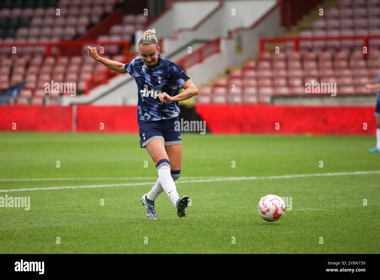 London, Großbritannien. Oktober 2024. Martha Thomas of Spurs Women wärmt sich während des Women's Super League-Spiels zwischen Tottenham Hotspur Women und Liverpool Women am 6. Oktober 2024 auf der Brisbane Road in London auf. Foto von Ken Sparks. Nur redaktionelle Verwendung, Lizenz für kommerzielle Nutzung erforderlich. Keine Verwendung bei Wetten, Spielen oder Publikationen eines einzelnen Clubs/einer Liga/eines Spielers. Quelle: UK Sports Pics Ltd/Alamy Live News Stockfoto