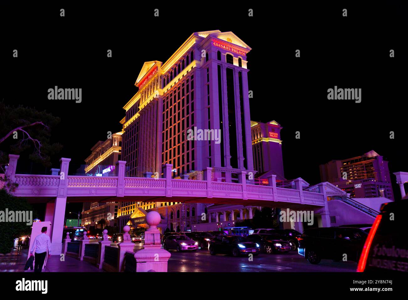 Las Vegas, Nevada - 13. April 2024: Beleuchtetes Caesars Palace Hotel mit leuchtenden Farben vor dem nächtlichen Himmel. Stockfoto