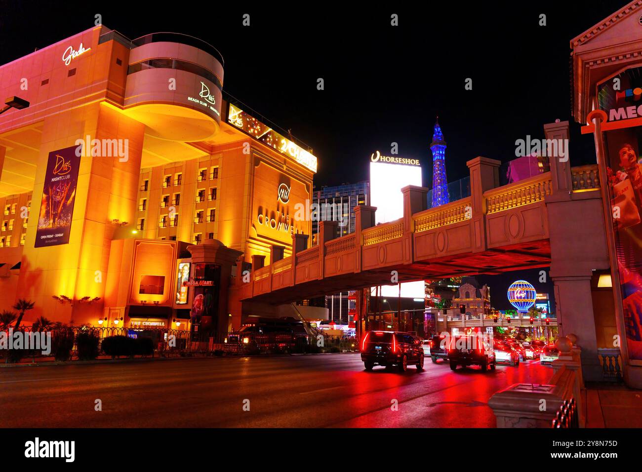 Las Vegas, Nevada - 13. April 2024: Lebhafter Nachtblick auf den Las Vegas Strip mit beleuchtetem Drai's Nachtclub im Cromwell Hotel Stockfoto