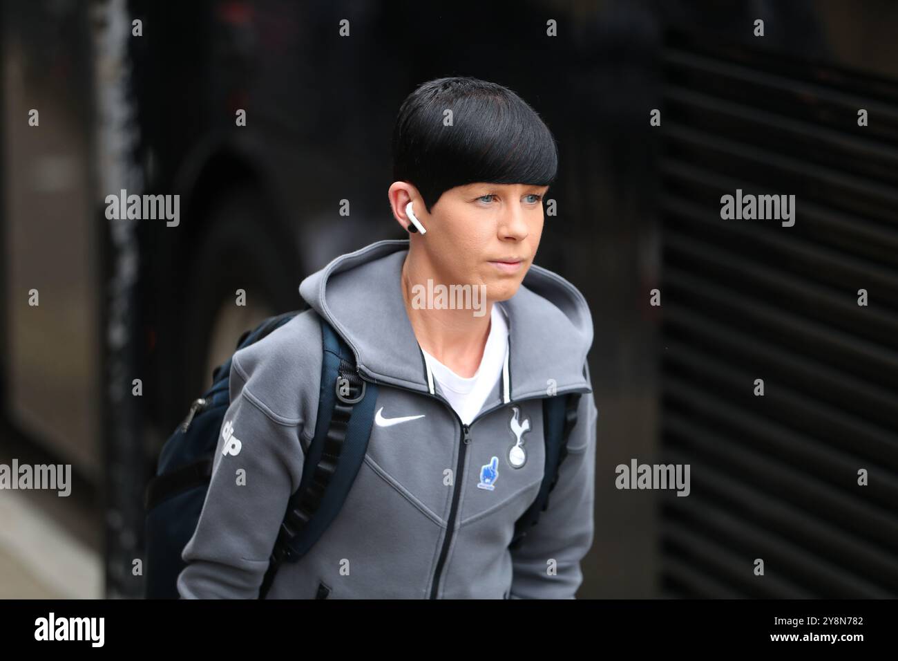 Brisbane Road, London, Großbritannien. Oktober 2024. Die Damen Super League Football, Tottenham Hotspur gegen Liverpool; Ashleigh Neville aus Tottenham Hotspur kommt vor dem Spiel ins Stadion. Beschreibung: Action Plus Sports/Alamy Live News Stockfoto